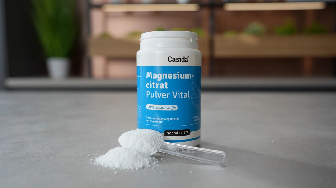 Das Casida Magnesiumcitrat Pulver Vital mit gefülltem Messlöffel.