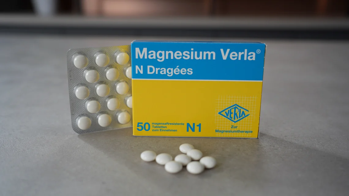 Magnesium Verla N Dragées mit Blister und einzelnen Dragées.