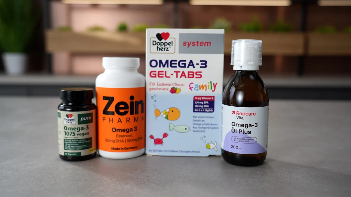Die vier Omega-3-Präparate aus unserem Vergleich nebeneinander auf dem Tisch.